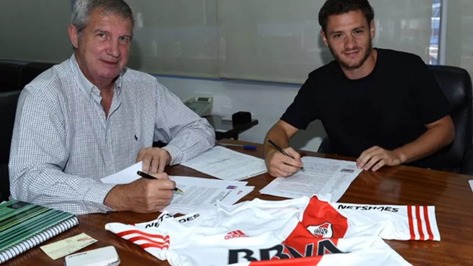 POR TRES TEMPORADAS Y MEDIA. Arzura firma su contrato junto al secretario de River, Guillermo Cascio.
FOTO TOMADA DE WWW.CARIVERPLATE.COM.AR