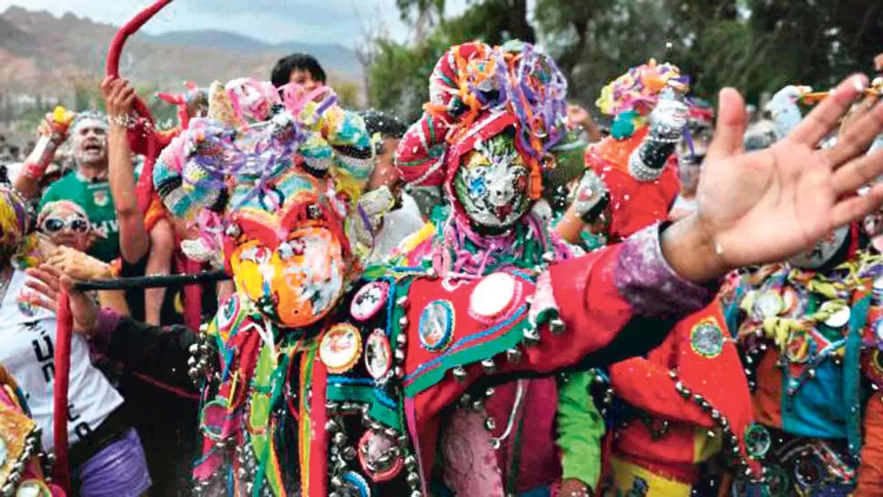 Una multitud espera el desentierro del carnaval en Purmamarca