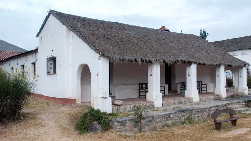 LA ESTANCIA JESUITA DE LA BANDA. Los dos lados que se ven son los más viejos de la construcción. El techo de teja que se aprecia atrás, a la izquierda, corresponde a la capilla. Es un museo que vale la pena visitar durante las vacaciones.