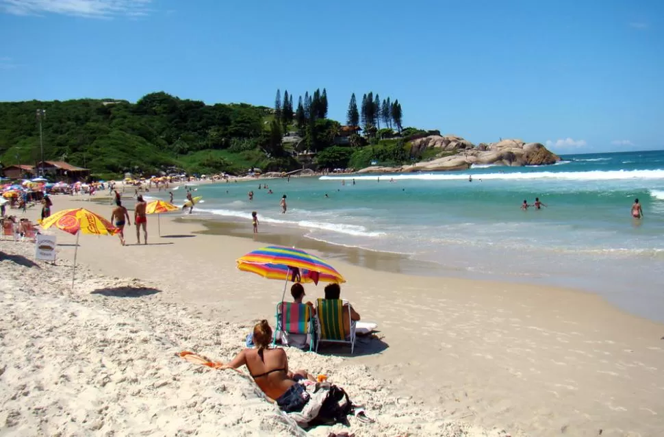 AGUAS CRISTALINAS. Este verano se escucha con insistencia la tonada tucumana en Camboriú y Florianópolis. la gaceta / archivo