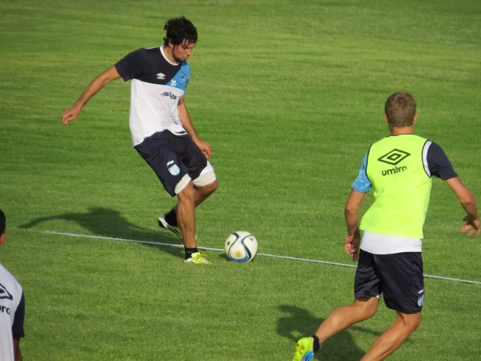 PRIMEROS ENCUENTROS. Meza Britez se topó con el balón, pero aún no se sabe si jugará los primeros amistosos.  foto de juan petruccelli (especial para la gaceta)