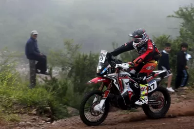 Con una mano, Benavides pudo llegar