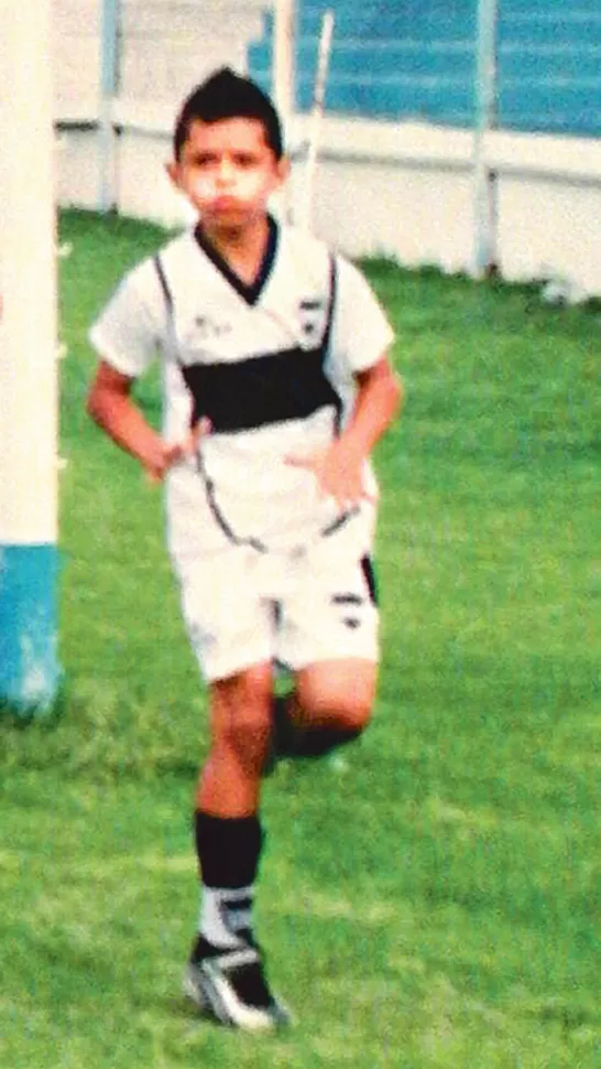 “SAGRADO”. Bazán (el primero) vistiendo la camiseta de Argentinos.
