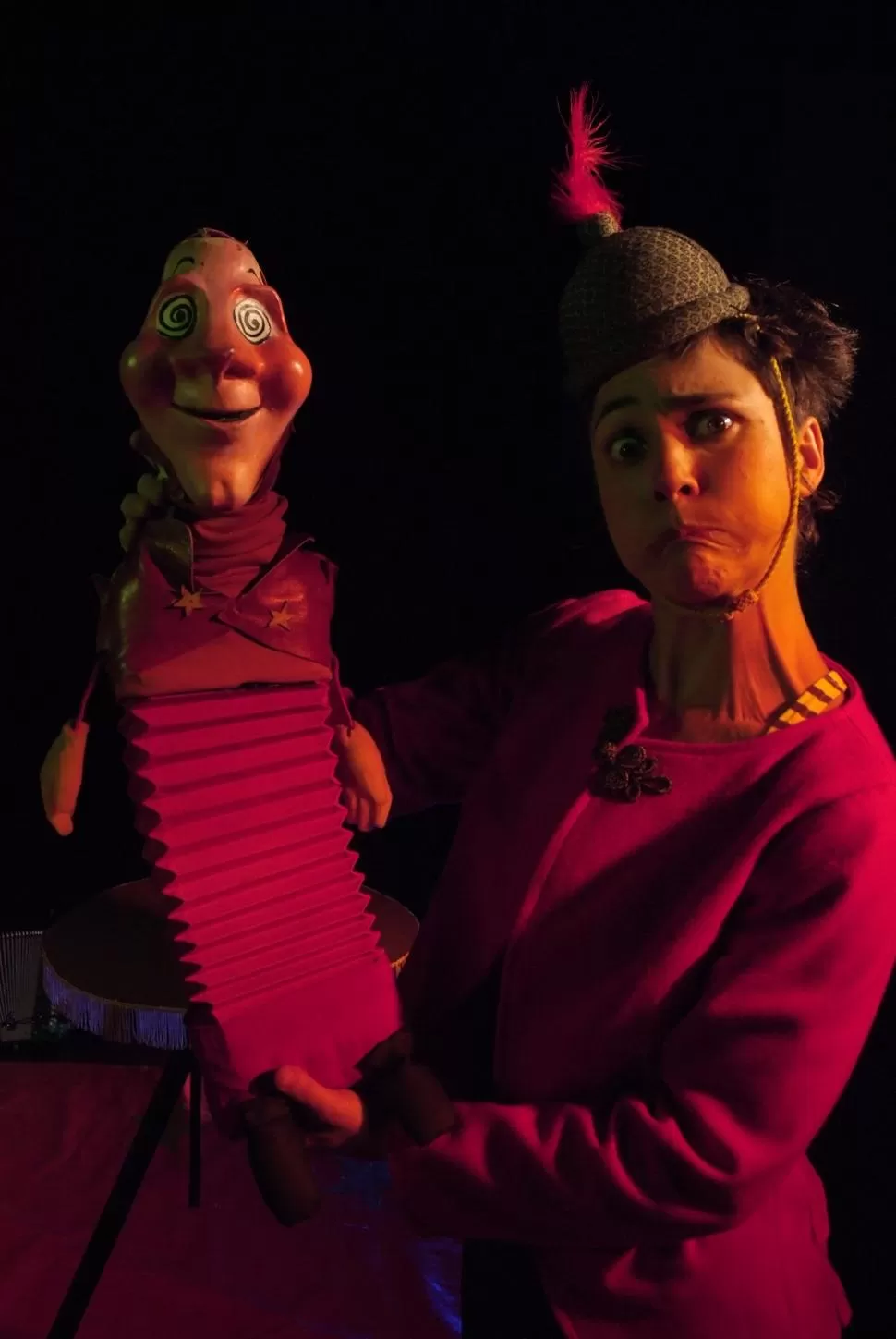 UNA FUNCIÓN ESPECIAL. Una empleada de circo conduce un show distinto. prensa “momento ridiccoli”