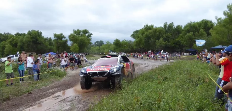 COMO UNA TROMBA. El paso de los autos del “león” por Tucumán puso la adrenalina de los fanáticos a tope. Los rivales de Mini no sabén cómo frenarlos por ahora. la gaceta / foto de juan pablo sánchez noliu