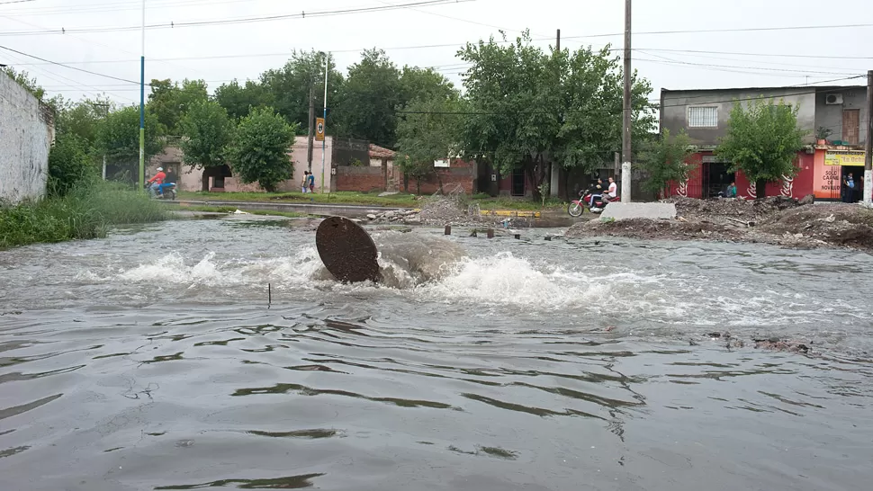 COMPLICADÍSIMO. En Jujuy al 2.000 el agua llegó a algunas casas. LA GACETA/ FOTO DE FLORENCIA ZURITA.