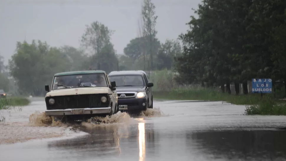 LA SITUACIÓN EN LA RUTA PROVINCIAL 329, EN BAJO LOS SUELDOS. LA GACETA / FOTO DE OSVALDO RIPOLL