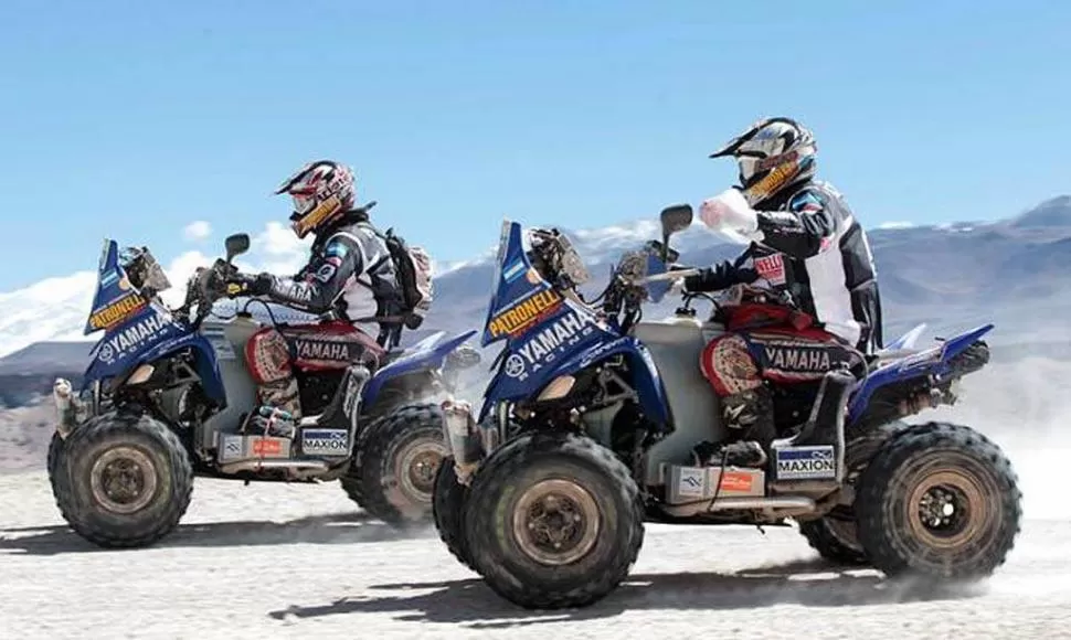 SIGAN SU RASTRO. Los hermanos Patronelli completaron el sexto especial por el desierto de Uyuni prácticamente juntos. Alejandro tuvo una caída que no le impidió escoltar a su hermano y ser líder general. foto de Mototime