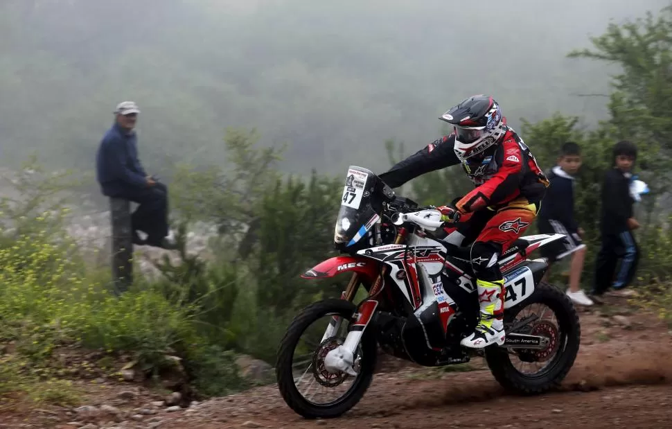 HÁBIL. Benavides pudo llegar, pese a los desperfectos en su moto. 