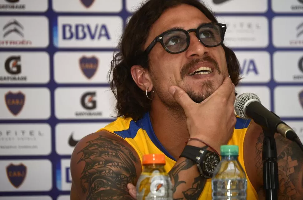 CON ANTEOJOS. Osvaldo no abandonó su look para brindar la conferencia de prensa que incluyó la presentación.  dyn