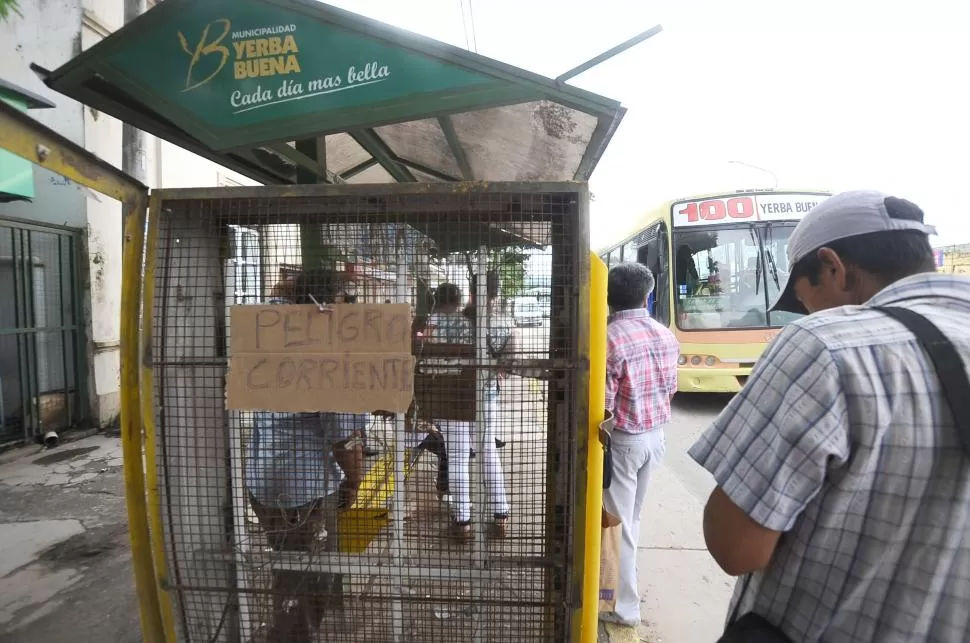 EN MAL ESTADO. Una garita sobre la avenida Aconquija no tiene publicidad, pero sí un mensaje de alerta. la gaceta / foto de osvaldo ripoll
