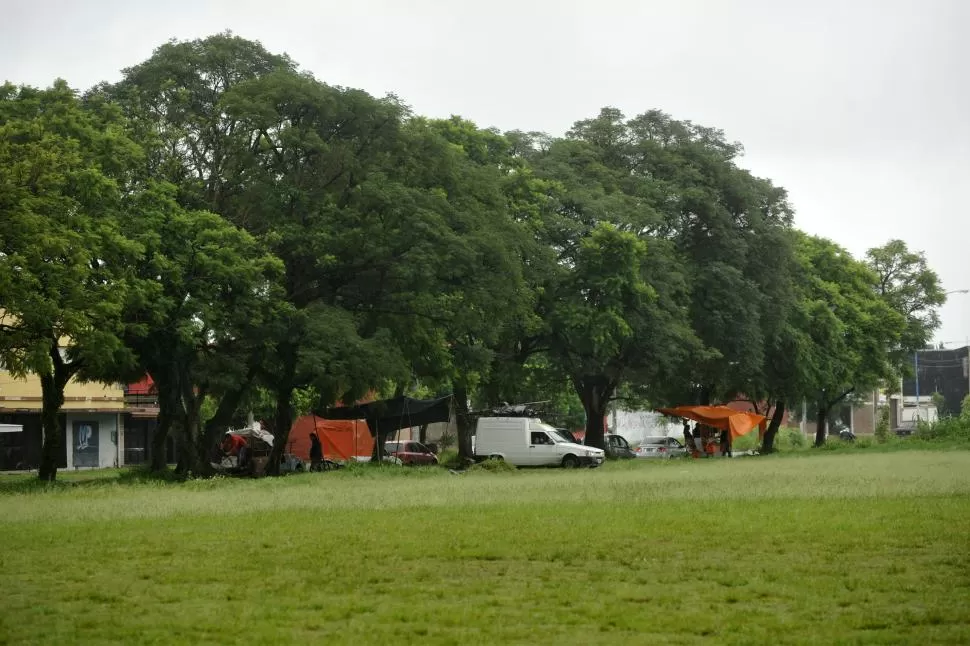 PREPARADOS PARA LA VENTA. Los puesteros ocupan parte de la vereda, en Viamonte 1.400, y parte del enorme predio de Campo Norte, que es propiedad de la Provincia. Ya iniciaron negociaciones con el Gobierno. la gaceta / fotos de Inés Quinteros Orio