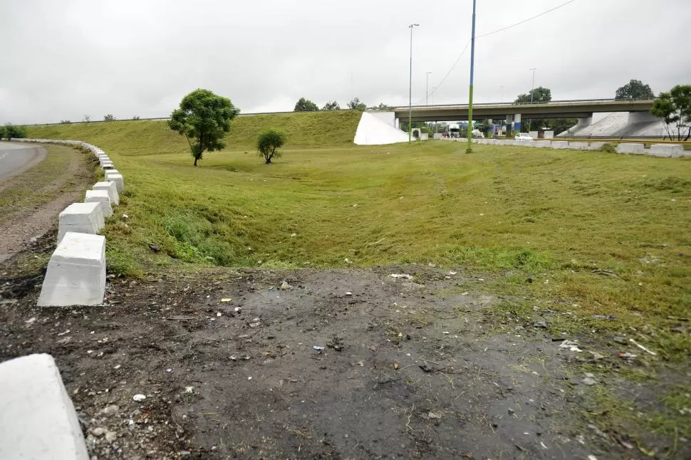 TODAVÍA FALTA. Aunque el paso del Dakar por la capital tucumana movilizó operativos de limpieza en los ingresos a la ciudad, todavía se puede observar una gran cantidad de desechos cerca del camino hacia el aeropuerto.   la gaceta / fotos de Inés Quinteros Orio