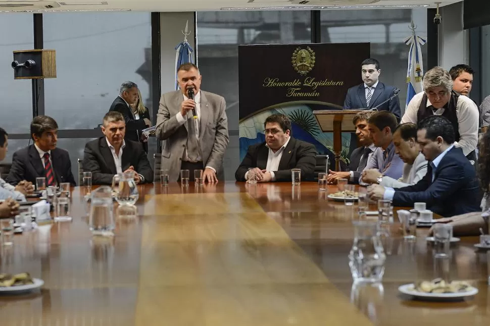 SERIOS. Jaldo habla en el 8° piso de la Legislatura. Lo escuchan -de izquierda a derecha- Acevedo, Silman, García, Yedlin, Hofer, Herrera y Gutiérrez. prensa legislatura