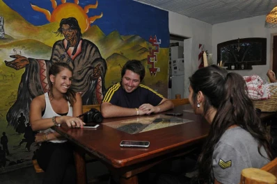 El viaje se multiplica con la convivencia en los hostels