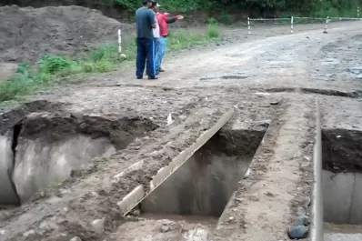 El río rompió un puente provisorio y un pueblo quedó aislado