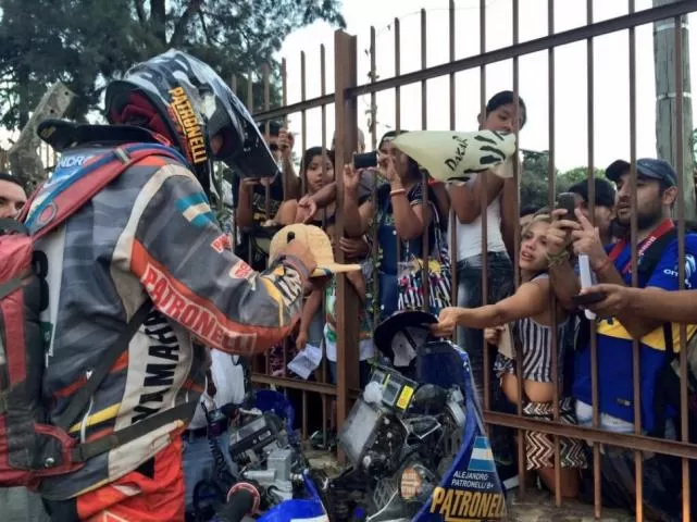 GRAN BIENVENIDA. El público salteño enloqueció con los hermanos Patronelli, que siguen liderando la categoría de Cuatriciclos. Aquí, Marcos firmando autógrafos. foto de la gaceta salta