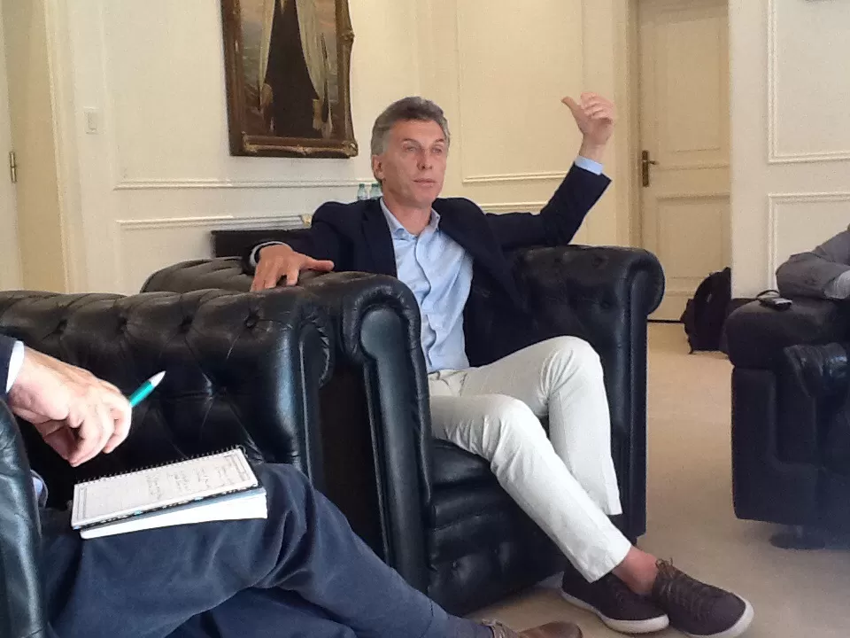 INFORMAL. Así se presentó ante la prensa el Presidente en Olivos, para responder más de 40 preguntas. fotos: presidenca de la nación - Lagaceta / federico van mameren - indalecio sánchez