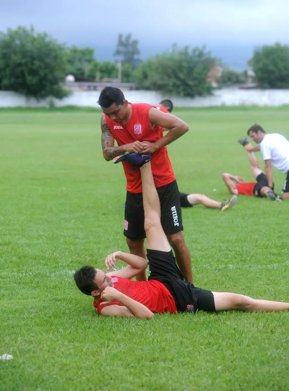 A PLENO. Rolando Serrano trabaja junto al juvenil Gastón Arraya -en el suelo-. la gaceta / foto de antonio ferroni