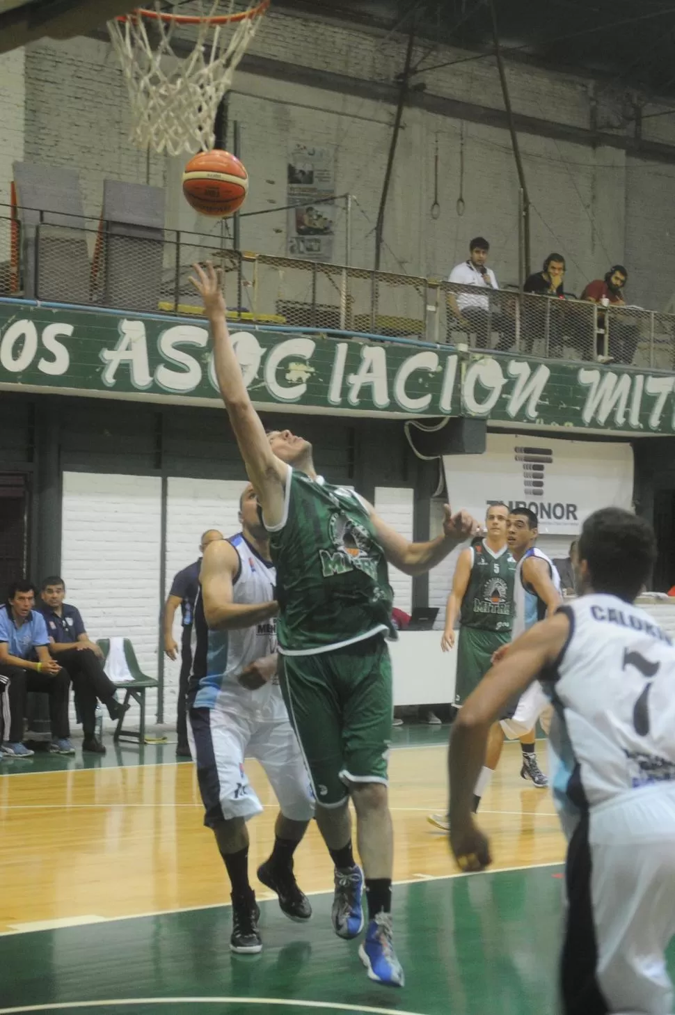 BUEN APORTE. Aranda (10 puntos, siete rebotes y tres robos) prueba una bandeja. la gaceta / foto de antonio ferroni