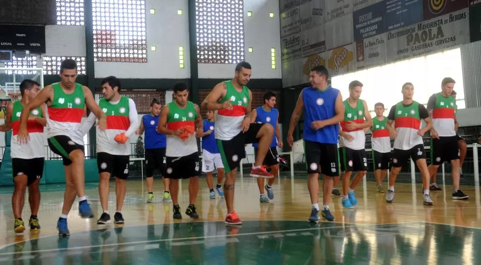 PRETEMPORADA. Por la lluvia, los integrantes del plantel de San Jorge se entrenaron ayer en el club Asociación Mitre. LA GACETA / FOTOS DE ANTONIO FERRONI