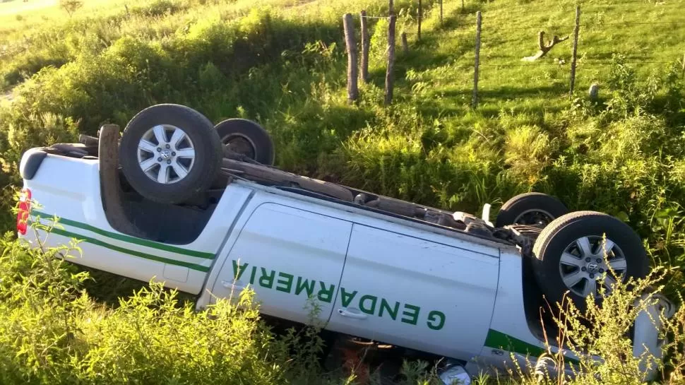 DADA VUELTA. La camioneta que los fugitivos habían robado a un ingeniero agrónomo y que plotearon con insignias de Gendarmería quedó en una zanja. foto enviada a la gaceta en whatsapp