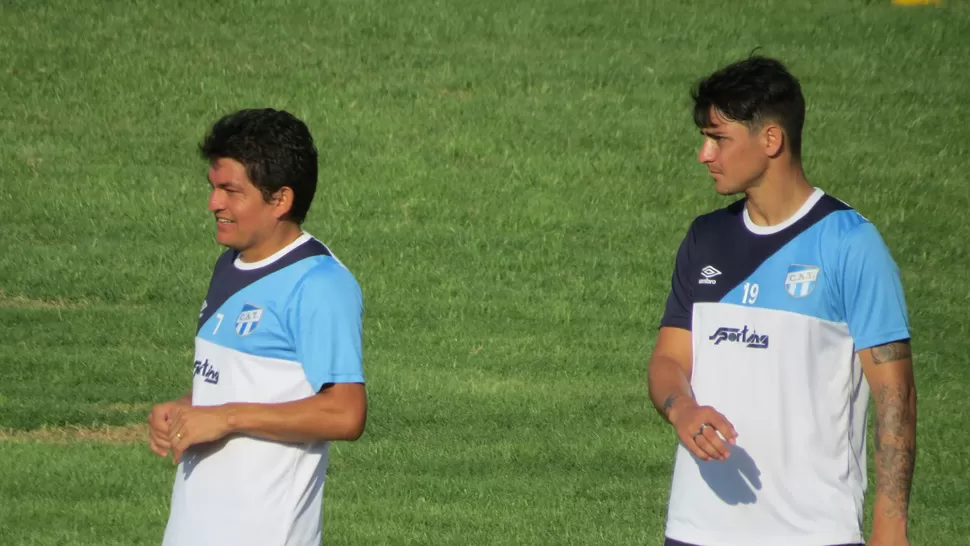 PRIMERA PRUEBA. “Pulguita” y Zampedri oficiaron el debut de una nueva sociedad en la ofensiva de Atlético. Depende de ambos mantenerla hasta el duelo con Racing. foto juan petruccelli