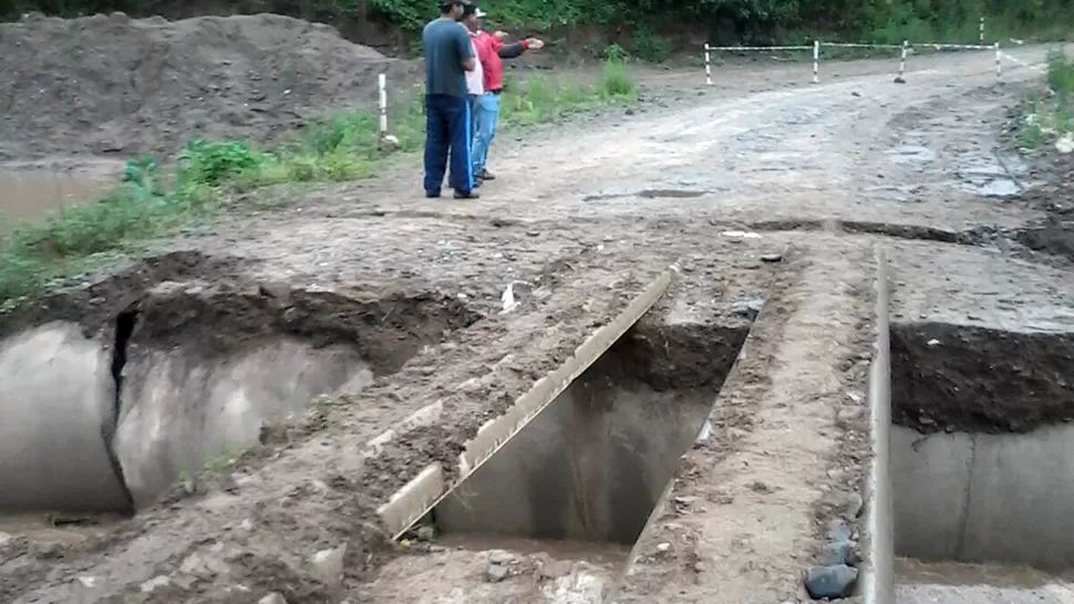 INUNDACIONES. Puente provisorio de Villa Padre Monti destruído. FOTO ENVIADA A LA GACETA WHATSAPP.