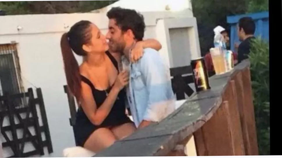 ROMANCE. Barbie Vélez y Juan Martín Garriaga presumiéndose en el verano 2015. FOTO TOMADA DE 24CON.COM