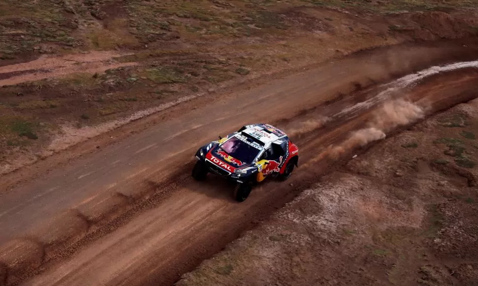 ¿VIEJO YO? Carlos Sainz llevó con maestría al Peugeot DKR 2008 por los rápidos caminos bolivianos. El español, con su triunfo, acecha la posición de “Seb” Loeb. reuters