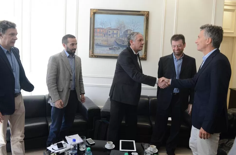 CON PERIODISTAS. El jefe de Estado saluda al secretario general de Redacción de LA GACETA, Federico van Mameren. 