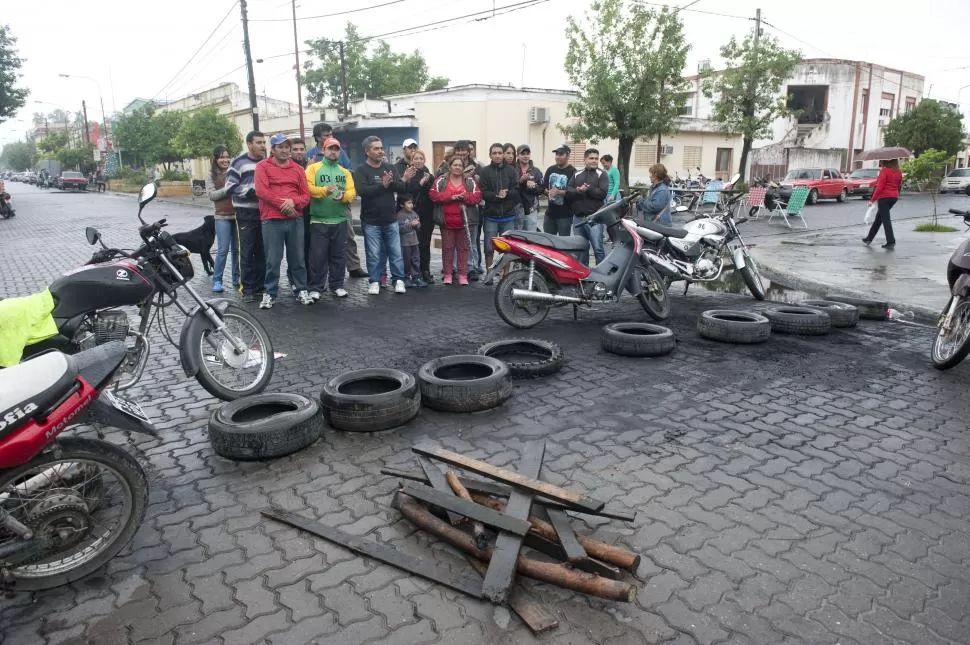 PROTESTA. Los manifestantes cortan el tránsito frente al Municipio a diario. la gaceta / foto de florencia zurita