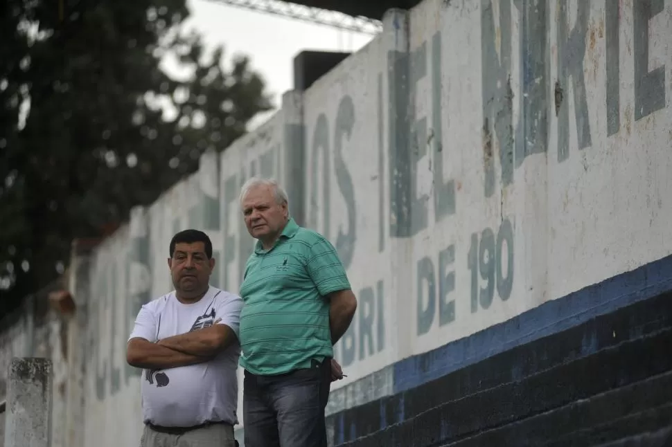 PESIMISTAS. Monasterio y Petrella, en una tribuna de Argentinos del Norte.  la gaceta / foto de inés quinteros orio