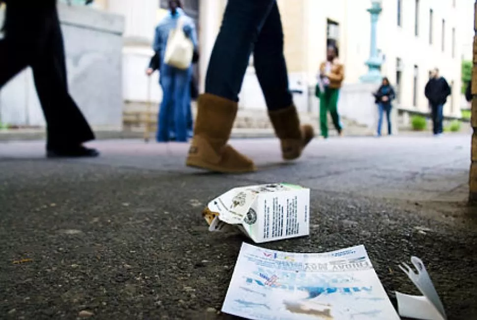 RESPONSABILIDAD COMÚN. La suciedad en la vía pública es un problema social y no de clases, advierte una especialista.  