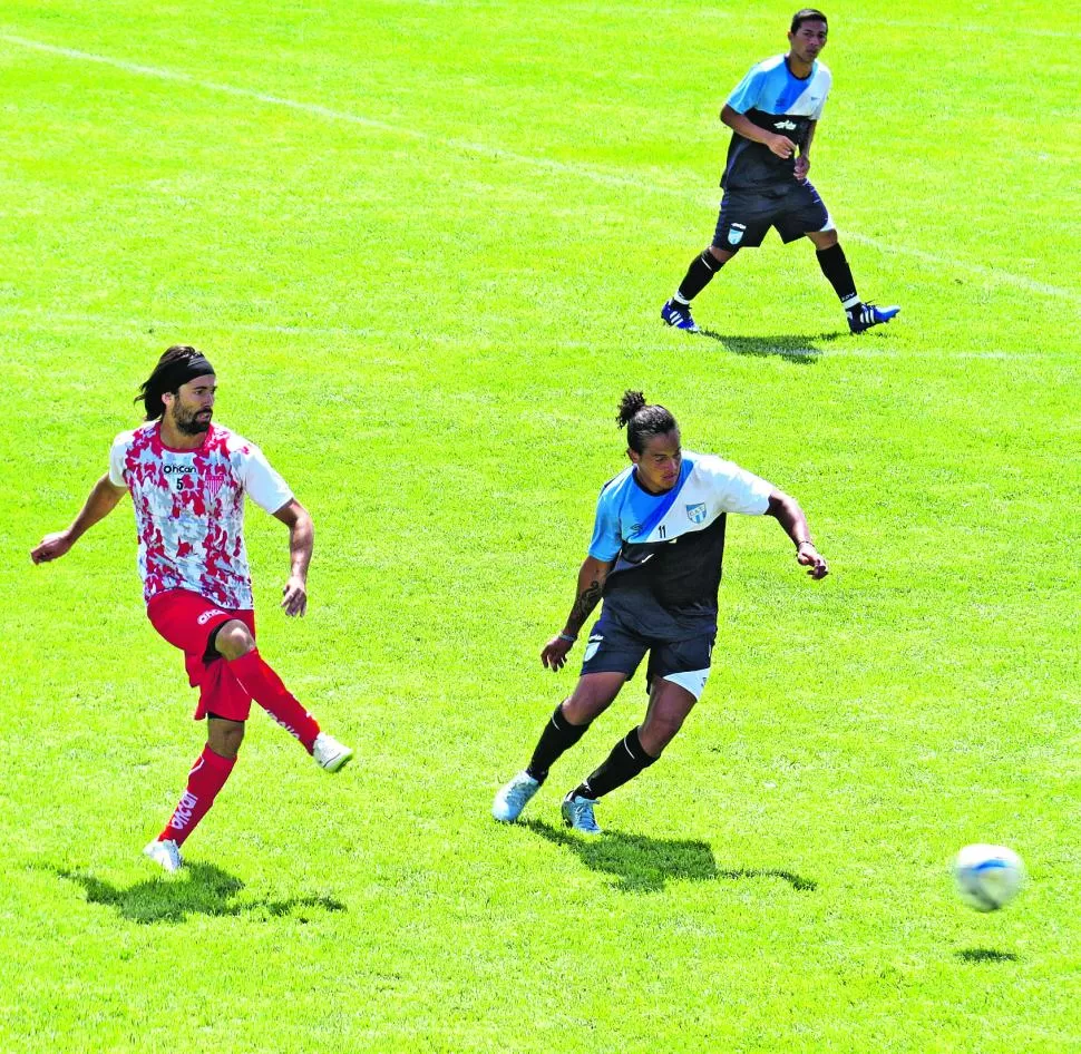 SIN RIVAL. Julio, que intenta achicar el pase de un jugador de Los Andes, es él único 5 de marca que tiene Atlético. foto juan petruccelli