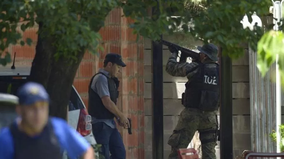 OPERATIVO. Efectivos de distintas fuerzas nacionales y de la Policía de Santa Fe continuaron ayer buscando a los dos prófugos en la zona de Helvecia. clarin.com