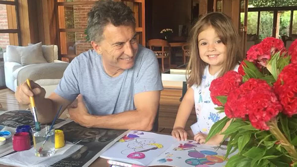 DESCANSO. Después de su accidente doméstico, Macri compartió en las redes sociales una foto con su hija. DYN