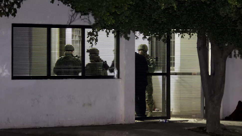 ATENTOS. Soldados en la casa donde capturaron a Guzmán. REUTERS