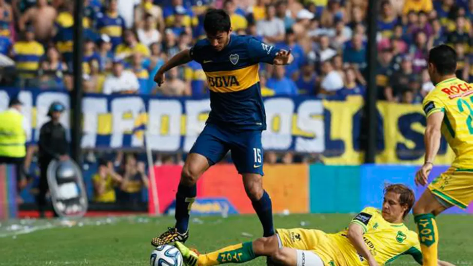 REFUERZO DECANO. Leyes va al piso intentando sacarle el balón a Marín, de Boca.
FOTO TOMADA DE ES-US.DEPORTES.YAHOO.COM