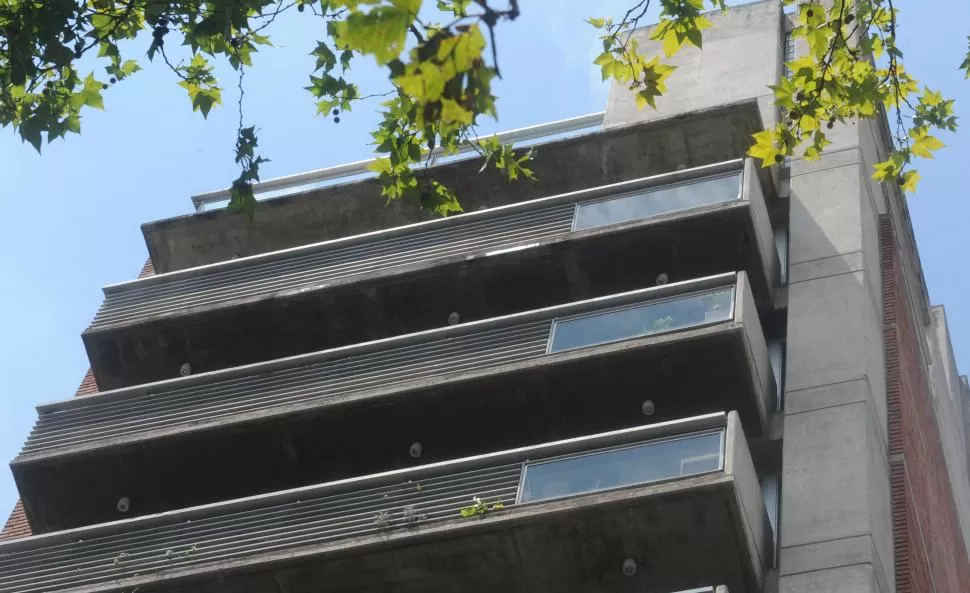 EN ALTURA. Los ladrones entraron al edificio de Santa Fe al 600 y subieron al octavo piso para perpetrar el robo; sospechan que fue una “entregada”. la gaceta / foto de antonio ferroni