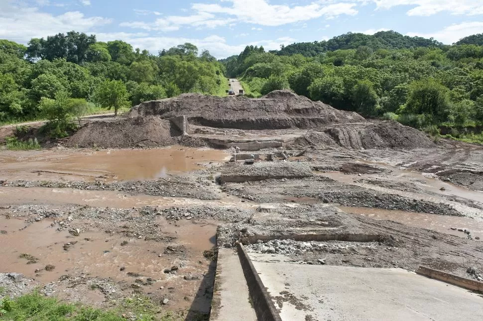 ASÍ QUEDÓ. Este es el aspecto que presentan las ruinas del puente que fue destruido por el agua en 2015. la gaceta / fotos de florencia zurita