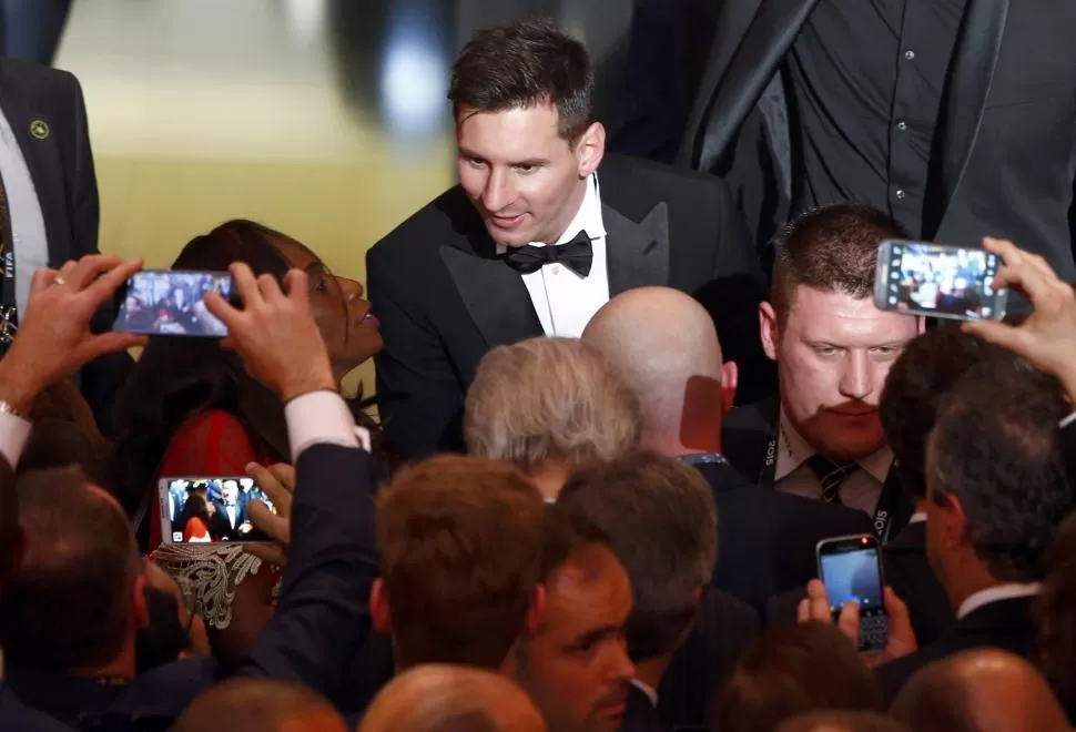 COMPLACIENDO FANÁTICOS. Propios y extraños se desviven por sacarse una foto con “Leo” después de la ceremonia.  reuters