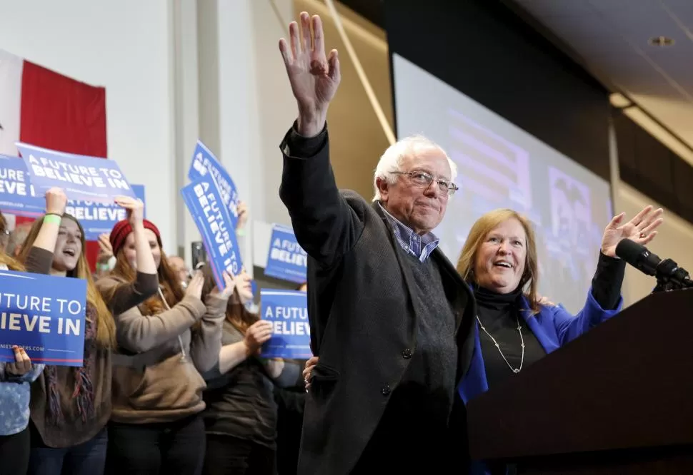 SALUDO AL PÚBLICO. Sanders se acerca en intención de votos a Clinton. reuters