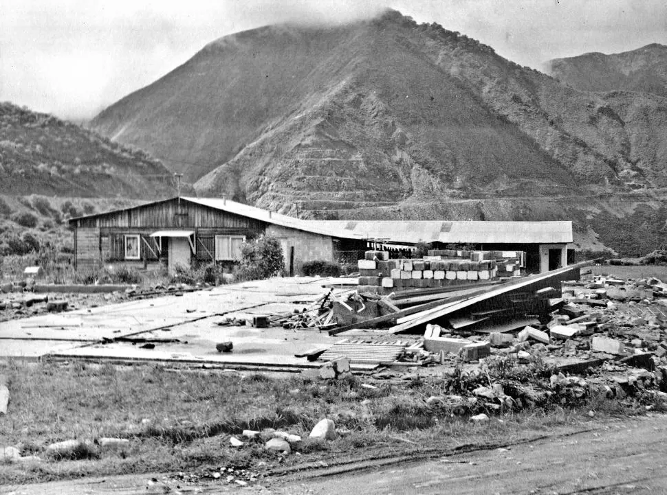 TRUNCO. La construcción del dique se anunció varias veces; la imagen, de 1990, muestra un obrador abandonado cuando el proyecto se paralizó.  la gaceta / archivo