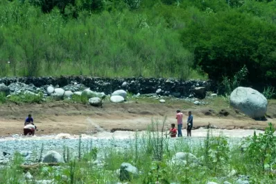 Por el peligro de una crecida, instan a no bañarse ni pescar en la Quebrada de Lules