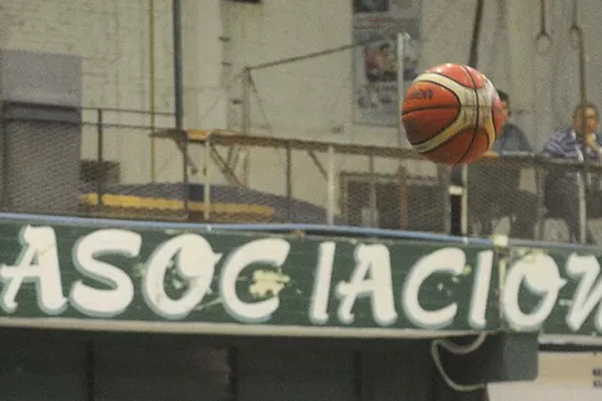 LO SUFRIÓ EL VERDE. Guido Garnica, de Unión Orán, estuvo muy certero y logró un tremendo porcentaje en tiros detrás de los 6.75 mts.
FOTO DE LA GACETA/ANTONIO FERRONI