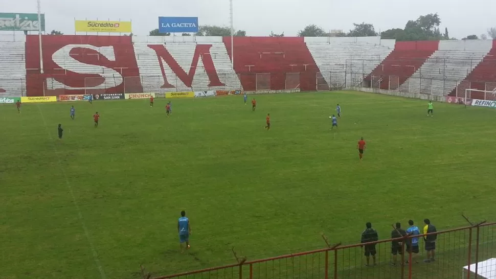 DÍA GRIS. Los partidos se juegan bajo la lluvia. BRUNO FARANO / LA GACETA