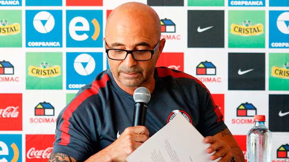 ¿SIGUE O SE VA? Sampaoli expresó su cariño por Chile, pero no dio pistas sobre su continuidad al frente de la selección de ese país.
FOTO TOMADA DE AGENCIA UNO/DIARIO LA TERCERA (CHILE)