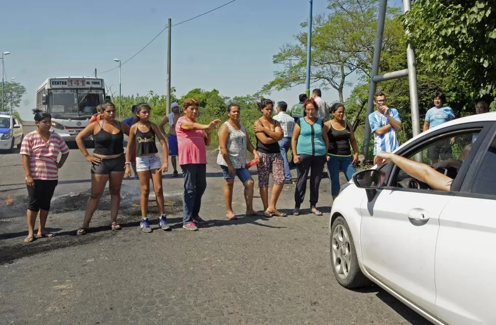 EN JUJUY AL 4.600. Un “cordón” de mujeres y niños corta el tránsito. la gaceta / foto de María Silvia Granara 