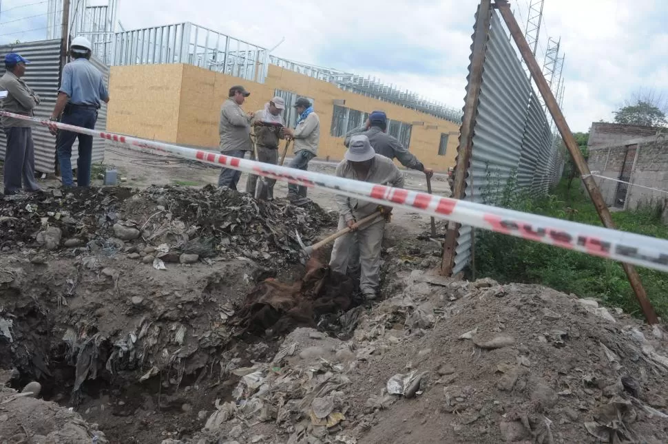 EN EJECUCIÓN. Los obreros trabajan en la construcción de un centro de tratamiento para adictos en La Costanera. la gaceta / foto de antonio ferroni